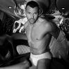 Joel Acosta hombre strippers Barcelona en ropa interior en una limusina