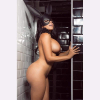 Kesa chica stripper Barcelona posando desnuda en la ducha