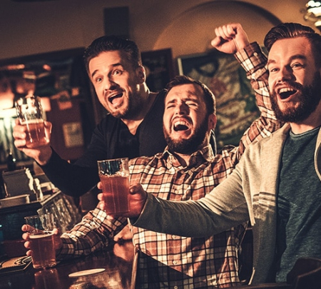 Chicos divirtiéndose en su despedida de soltero Barcelona en una discoteca de lujo