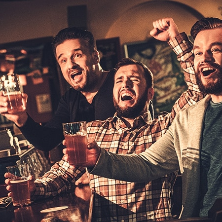 Chicos divirtiéndose en su despedida de soltero Barcelona en una discoteca de lujo