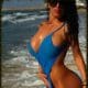 Marta Barcelona stripper en la playa en bañador azul