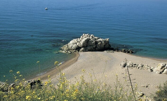 Playa De Les Roques Mejores Playas Cerca De Barcelona